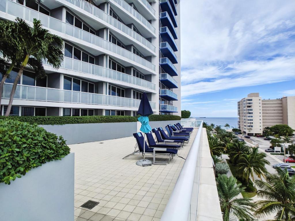 Modern Luxury Beach Hotel Large 2 Bedroom with Views 2208 - image 6