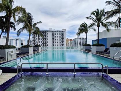 Modern Luxury Beach Hotel Large 2 Bedroom with Views 2208 - image 8