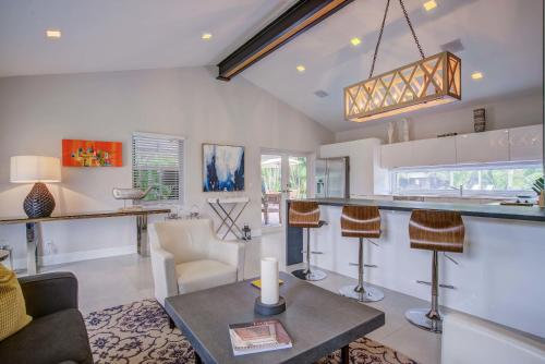 Breathtaking House and Backyard Near Wilton Manors - image 3