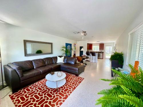 Peaceful 3 bed 2 Bath Home Close to Wilton Manors - main image