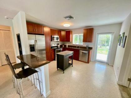 Peaceful 3 bed 2 Bath Home Close to Wilton Manors - image 4