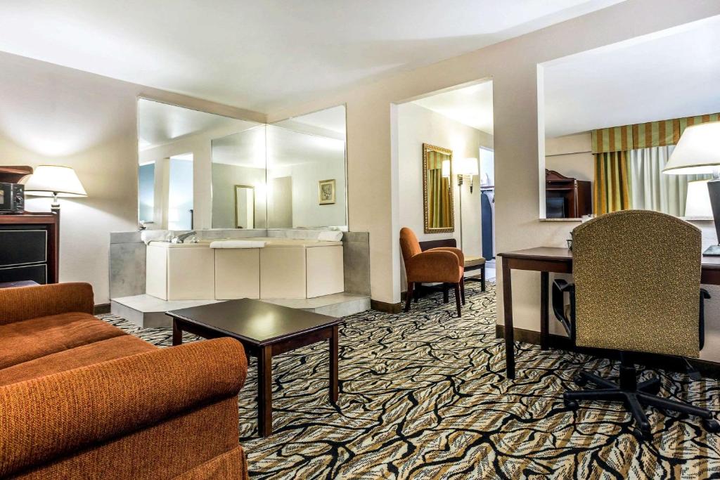 Quality Inn at the Park - image 5