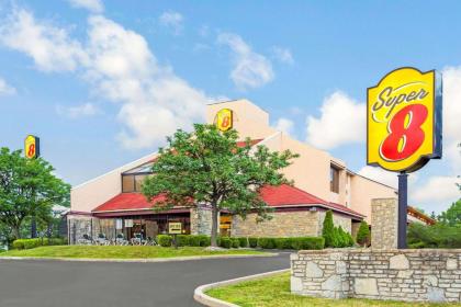 Super 8 by Wyndham Fort Mitchell Cincinnati Area - image 9