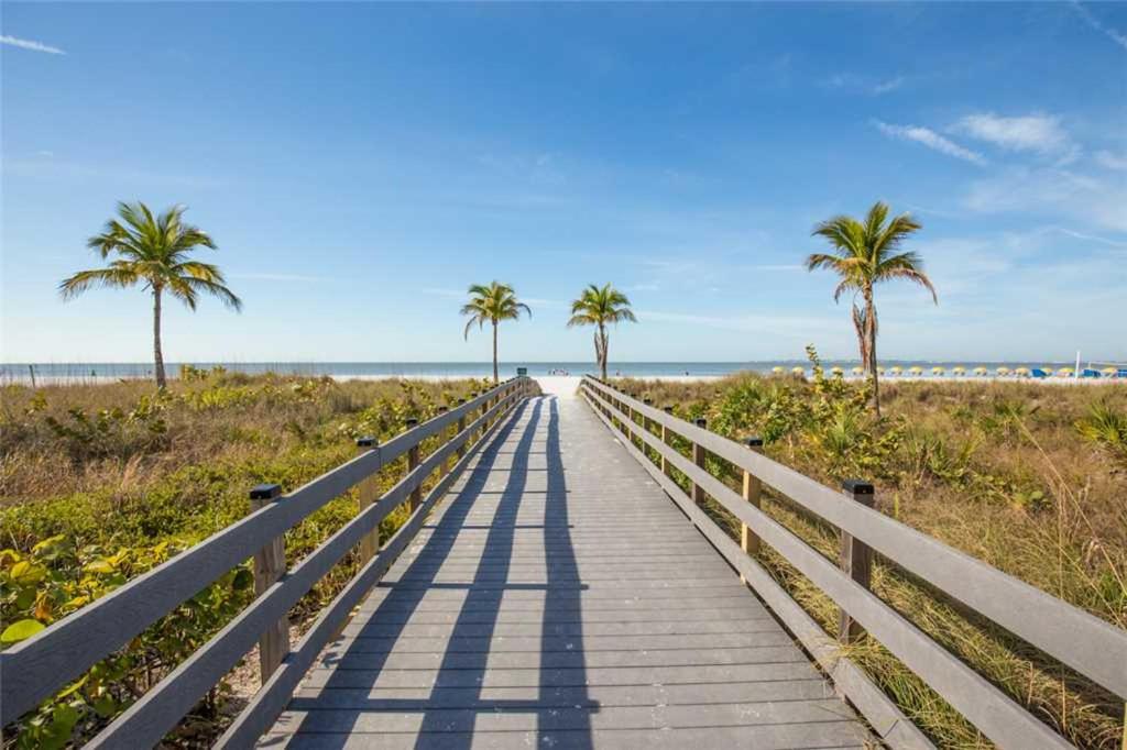 Estero Island Beach Villas 304 Sleeps 6 2 Bedrooms Gulf Front Heated Pool - image 3