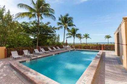 Estero Island Beach Villas 204 Sleeps 8 2 Bedrooms Gulf Front Heated Pool - image 4