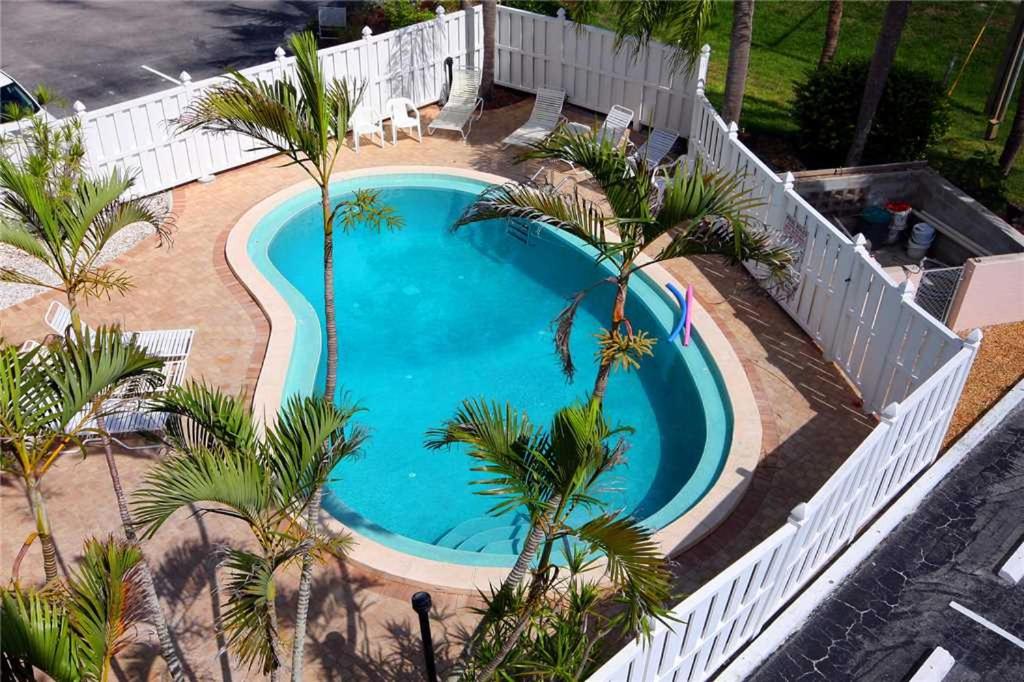 Castle Beach 105 Gulf Front 2 Bedrooms  Elevator Sleeps 6 Heated Pool - image 4