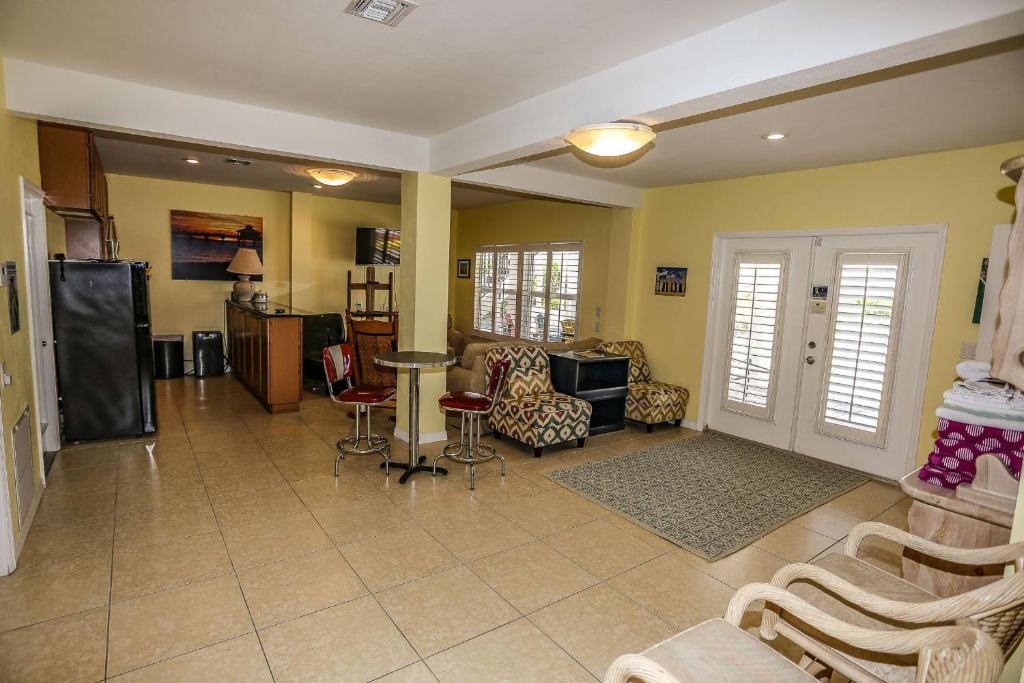 8170 Estero - image 4