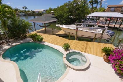 Waterfront close to Times Square Pier. Fishing dock & gazebo with hammock - image 10