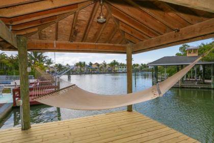 Waterfront close to Times Square Pier. Fishing dock & gazebo with hammock - image 3