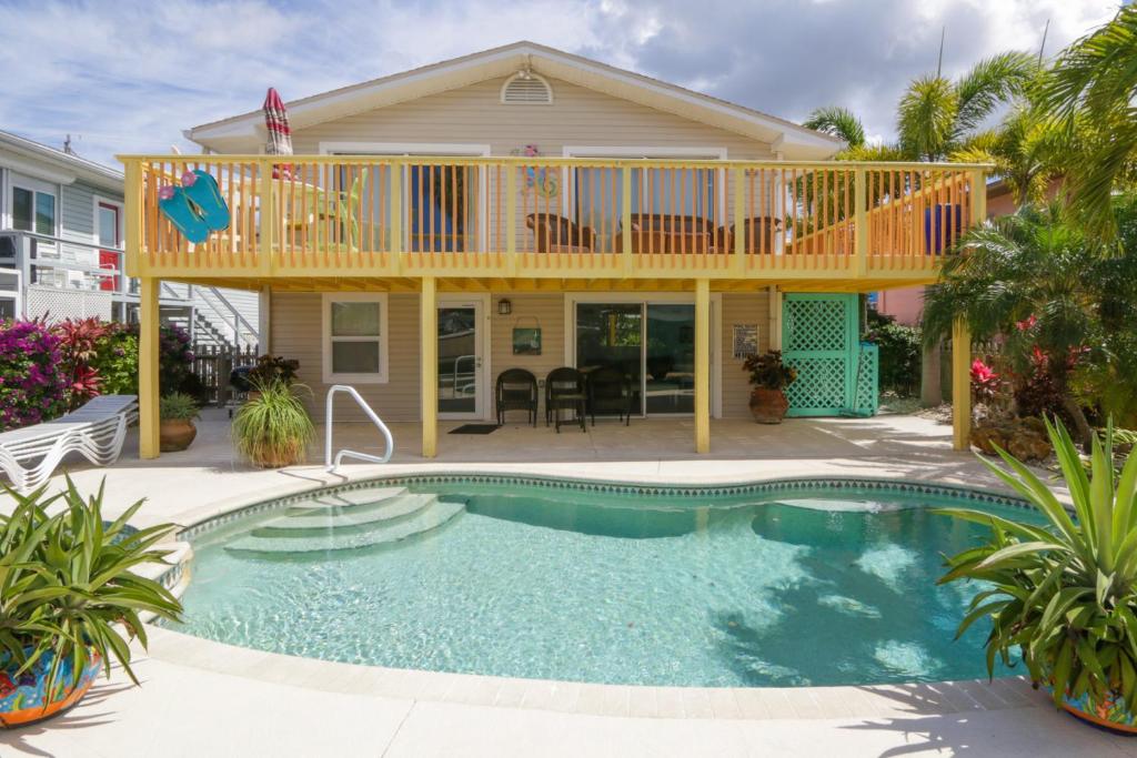 Waterfront close to Times Square Pier. Fishing dock & gazebo with hammock - image 5