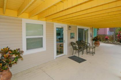 Waterfront close to Times Square Pier. Fishing dock & gazebo with hammock - image 7