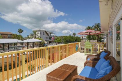 Waterfront close to Times Square Pier. Fishing dock & gazebo with hammock - image 8