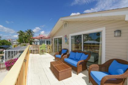 Waterfront close to Times Square Pier. Fishing dock & gazebo with hammock - image 9