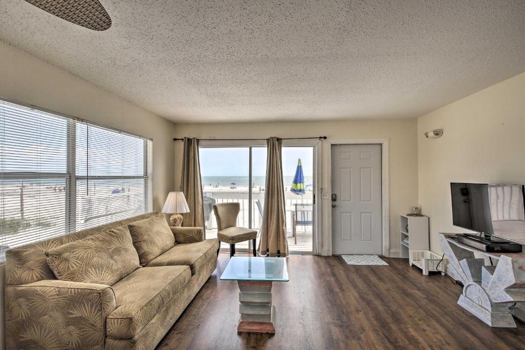 Fort Myers Beach House with Private Deck and Gulf Views - image 4