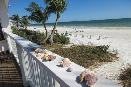 Mid-Island Beach House by Kathy Nesbit Vacations - image 15