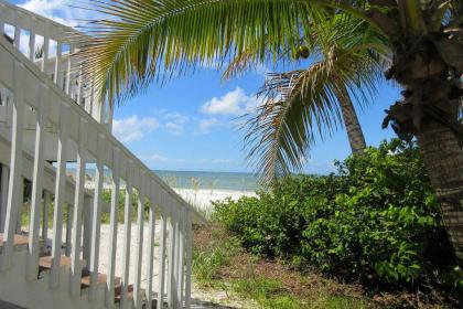 Mid-Island Beach House by Kathy Nesbit Vacations - image 4