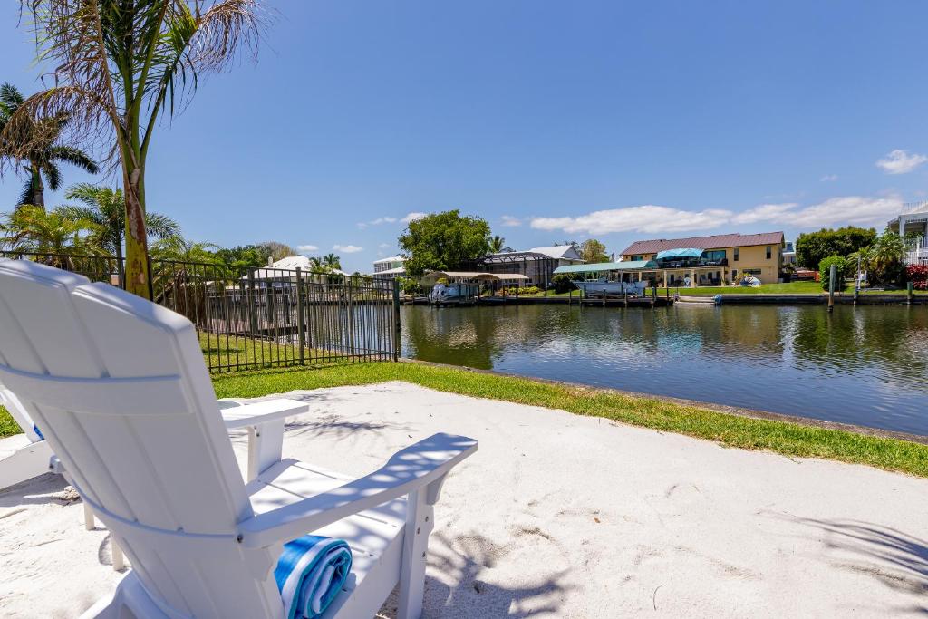 Good Vibes and Tan Lines! Private Beach with Heated Pool - Villa Good Times Fort Myers Beach - image 3