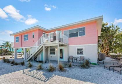 Flamingo Villas A Downstairs - Beautiful Beach Bungalow with Pool - image 13