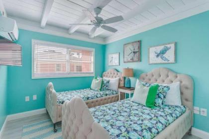 Flamingo Villas C Upstairs - Beautiful Beach Bungalow with Pool - image 9