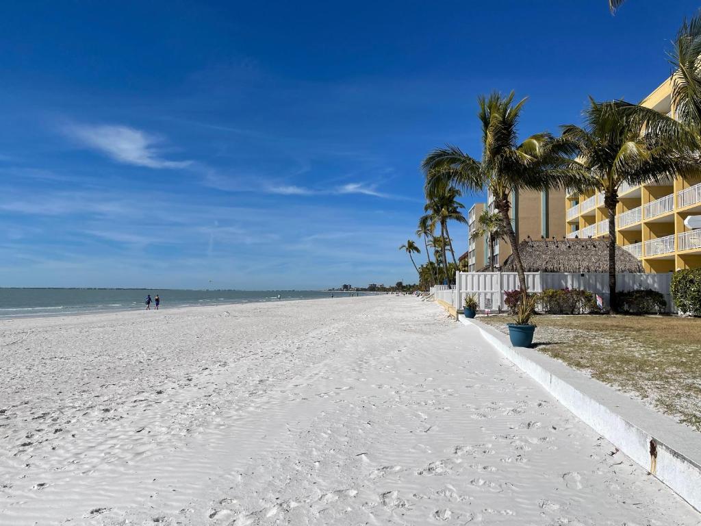 251 Key West Court - Luxurious Beachfront Home with Pool - image 3