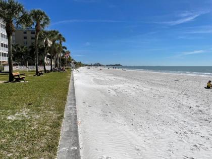 251 Key West Court - Luxurious Beachfront Home with Pool - image 5