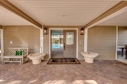 21381 Widgeon Terrace - Beautiful Compound on Peninsula w Large Pool - image 2