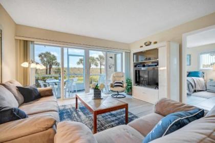 Perfect Oceanside 2 Bedroom Condo - Private Beach 4 Heated Pools & 9 Hole Golf Course! condo