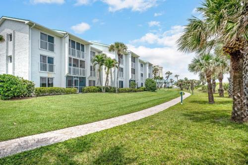 Perfect Oceanside 2 Bedroom Condo - Private Beach 4 Heated Pools & 9 Hole Golf Course! condo - image 7