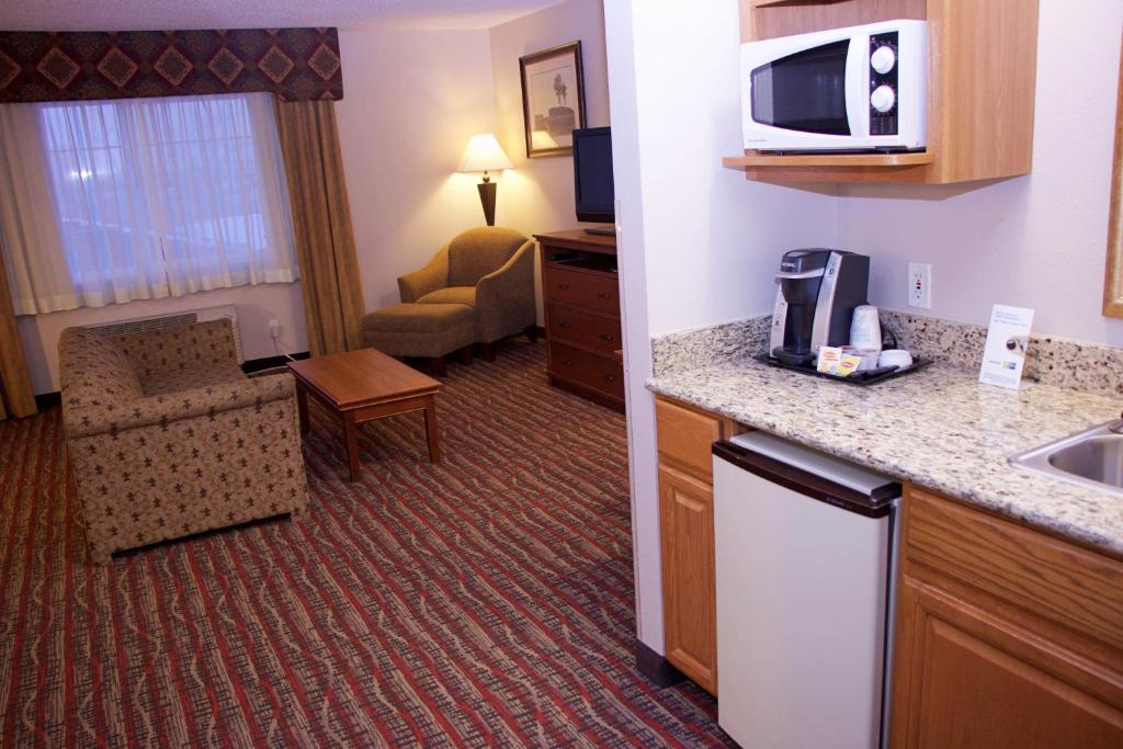 Holiday Inn Express Hotel & Suites Pierre-Fort Pierre an IHG Hotel - image 2