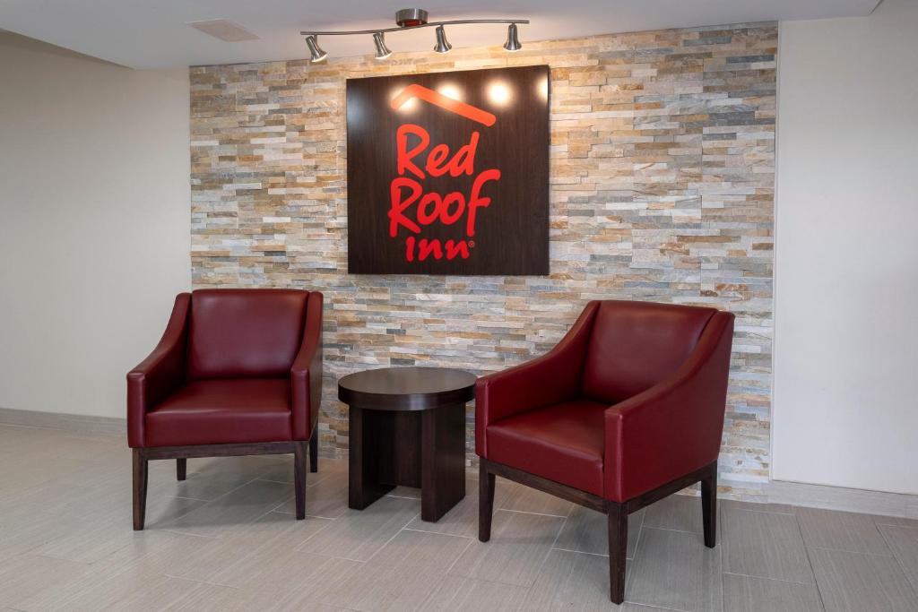 Red Roof Inn Fort Smith Downtown - image 4