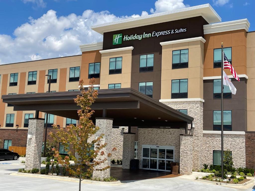 Holiday Inn Express & Suites - Ft. Smith - Airport an IHG Hotel - main image