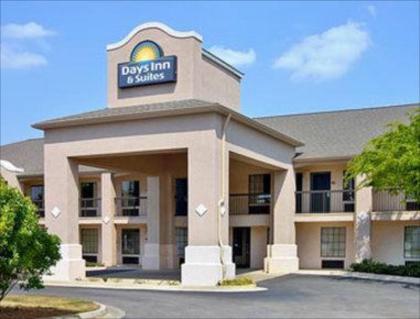 Days Inn  Suites by Wyndham Fort Valley