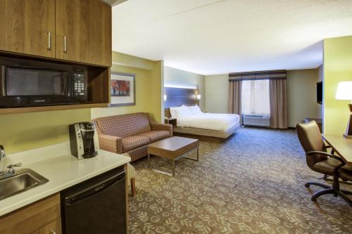 Holiday Inn Express Hotel & Suites Fort Wayne an IHG Hotel - image 2