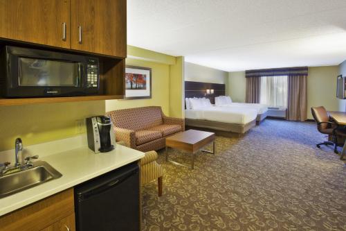 Holiday Inn Express Hotel & Suites Fort Wayne an IHG Hotel - image 3