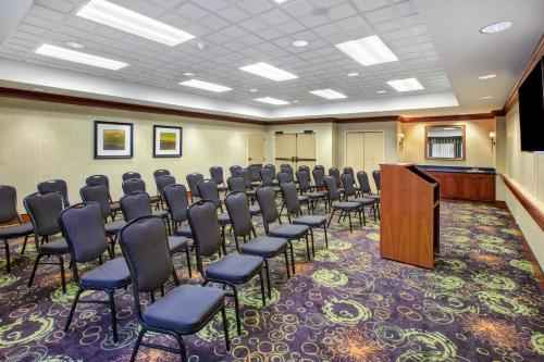 Holiday Inn Express Hotel & Suites Fort Wayne an IHG Hotel - image 4