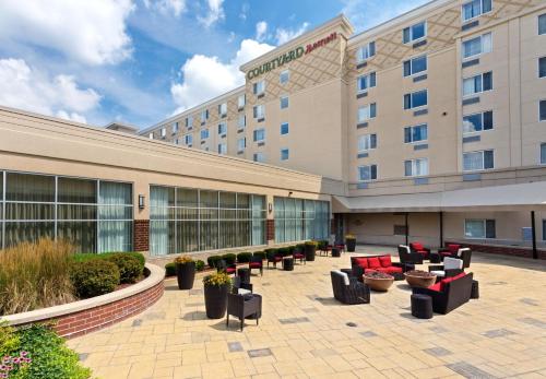 Courtyard Fort Wayne Downtown at Grand Wayne Convention Center - image 2