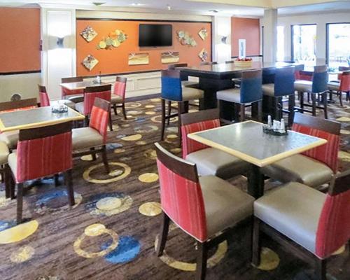 Comfort Suites South - image 2