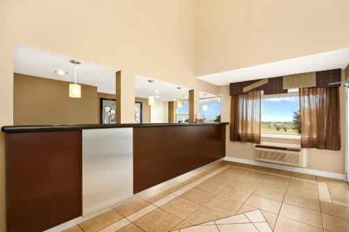 Super 8 by Wyndham Fort Worth TX - image 3