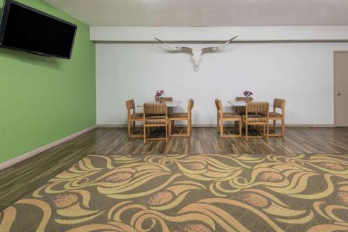 Days Inn by Wyndham Fort Worth West - image 2