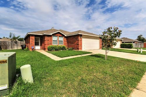 Fort Worth Family Home Easy Access to Attractions - main image