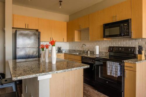 1 BR Apt Near Convention Center by Frontdesk - image 3