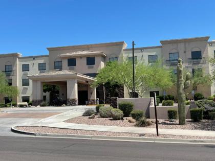 Lakeshore Hotel and Suites - image 18