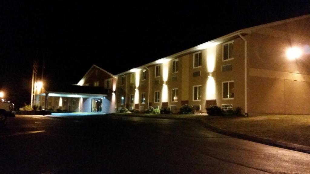 Americas Best Value Inn Foxboro - image 3