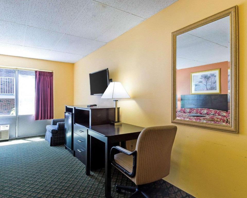 Econolodge Framingham-Boston - image 3