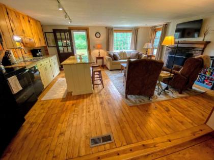 GC Adorable home 20 minutes from CannonFranconia Notch Fire Pit wifi laundry Pet friendly - image 4