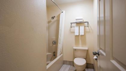 Best Western Parkside Inn - image 9