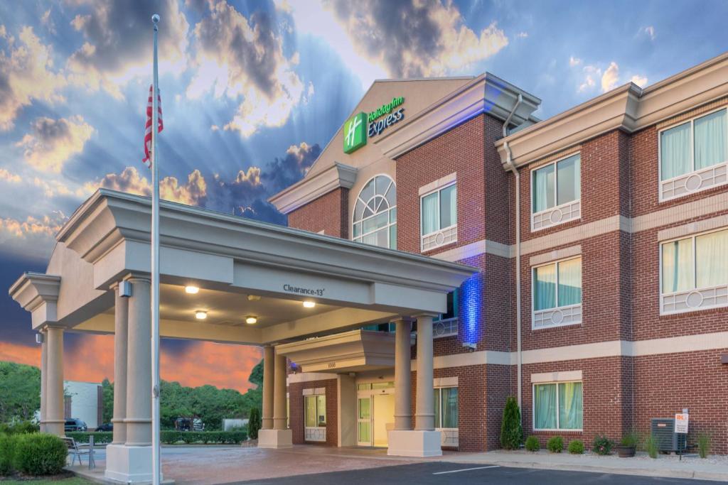 Holiday Inn Express Hotel & Suites Frankfort an IHG Hotel - main image