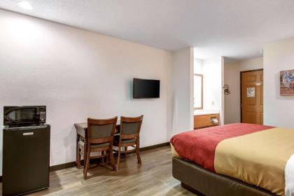 Econo Lodge - image 9