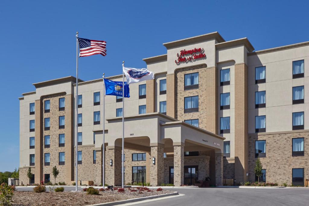 Hampton Inn & Suites Milwaukee/Franklin - main image