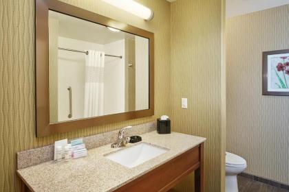 Hampton Inn & Suites Milwaukee/Franklin - image 15